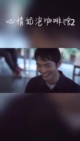 76岁汪明荃在澳门街边献唱，妆容精致不显老